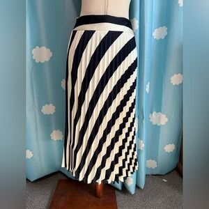 NWT Hugo Boss pleated diagonal stripe skirt. 4